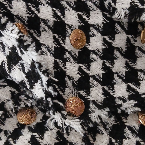 Chic Houndstooth Blazer with Gold Buttons - Picture 2 of 5